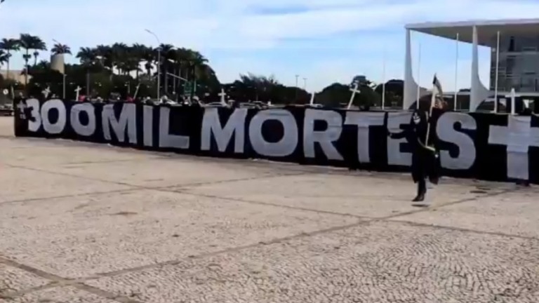 "A culpa é sua Bolsonaro": Grupo realiza protesto no Palácio do Planalto