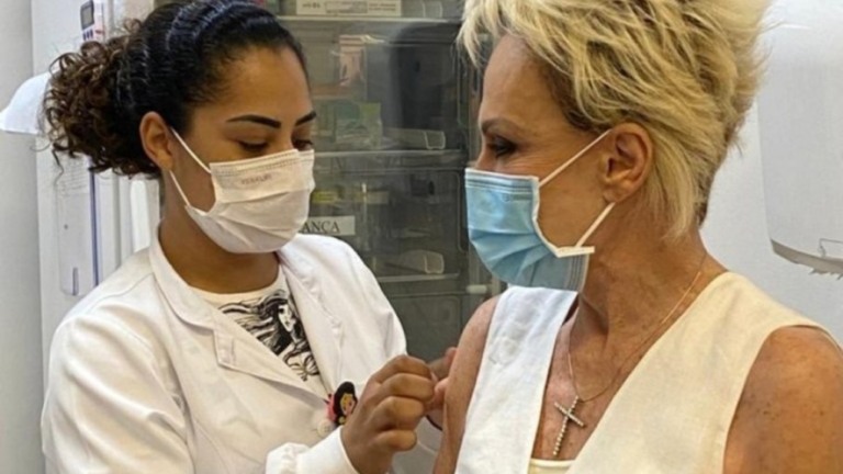 Ana Maria Braga toma a vacina contra a Covid-19: "Estou muito feliz!"
