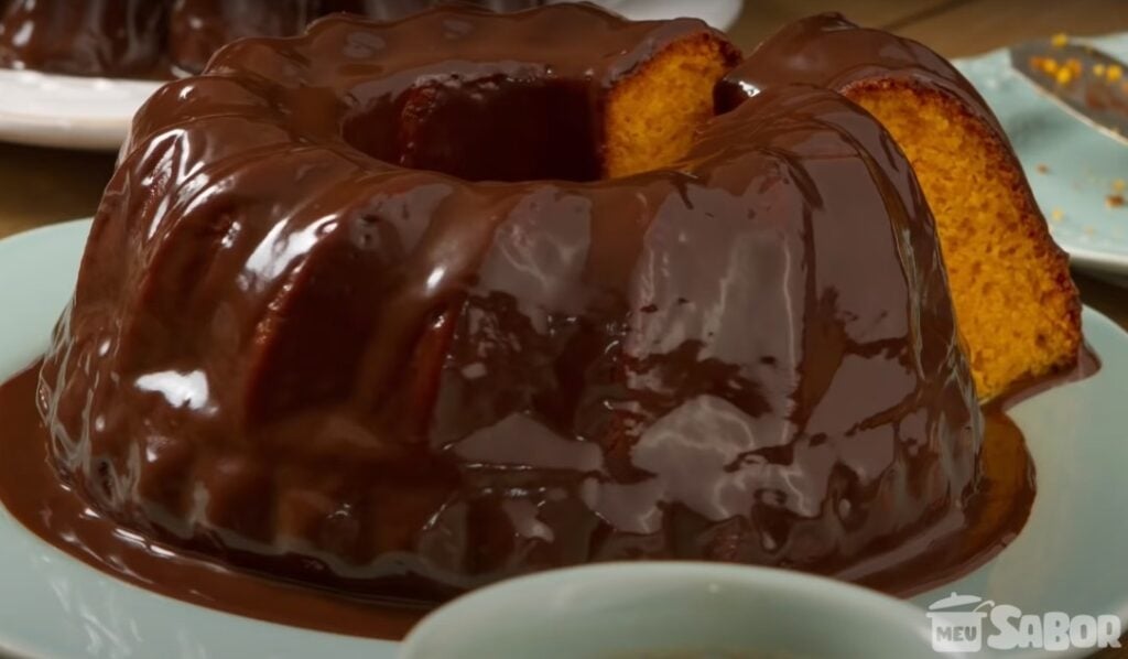 Veja essa receita de bolo light de cenoura com uma perfeita calda de chocolate! Aprovado!