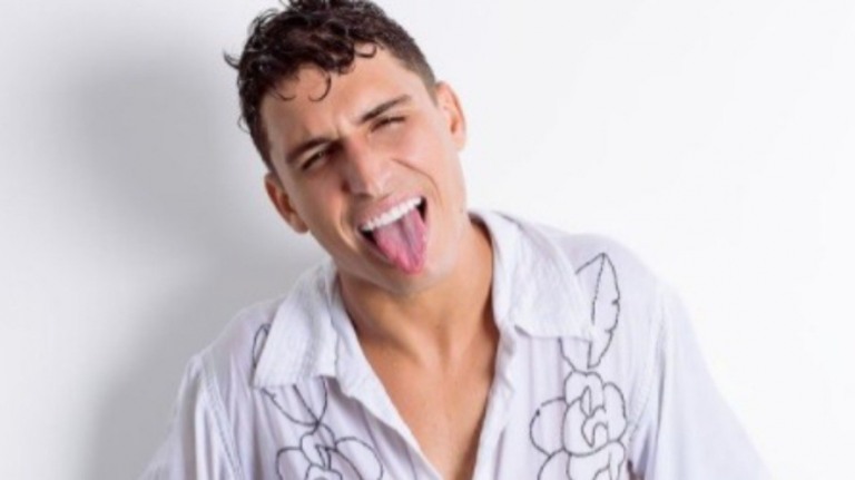 Felipe Prior sensualiza em clique e internautas zoam: "Apaga que está feio"