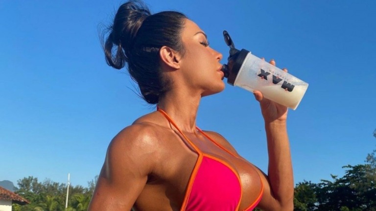 Gracyanne está com problema na coluna de tanto malhar bumbum