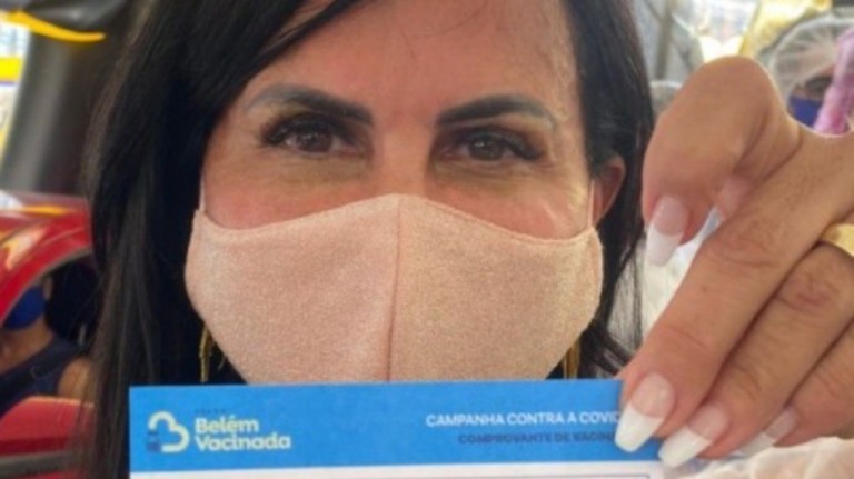 Gretchen é vacinada em Belém do Pará: "Obrigada SUS"