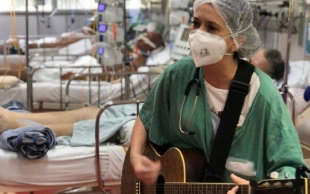 Médica emociona a internet cantando para pacientes com Covid-19 em UTI; assista