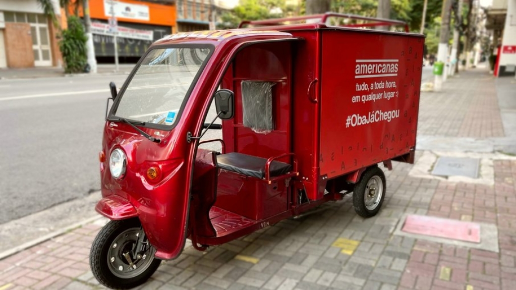 Dona da Americanas investe em frota de tuc-tucs elétricos para entregas