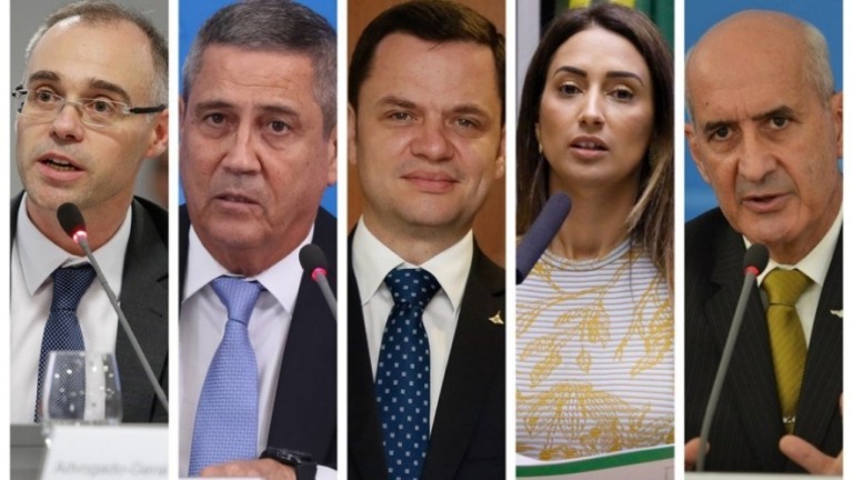 Bolsonaro doa cargos ao centrão enquanto busca por blindagem, dizem analistas