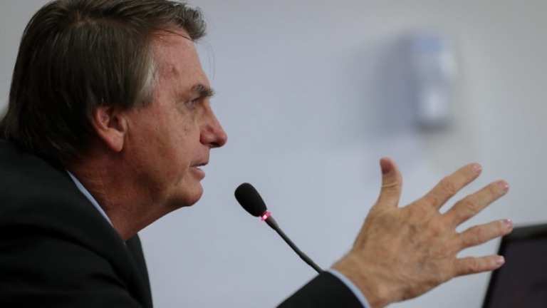 Bolsonaro critica autoridades que "não jogam dentro dos limites da Constituição"