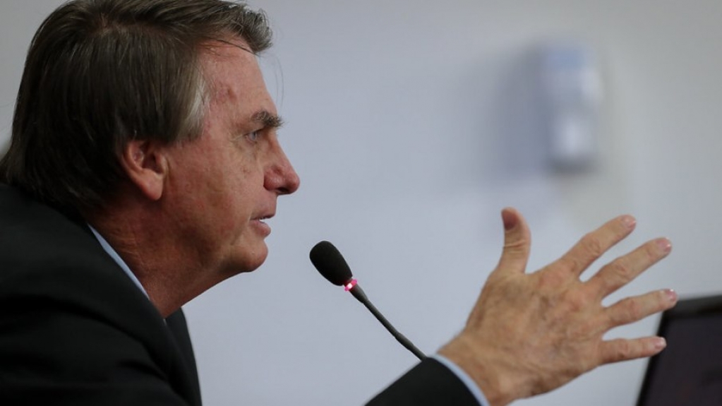 Bolsonaro critica autoridades que "não jogam dentro dos limites da Constituição"