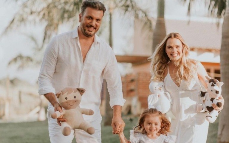 Thaeme Mariôto anuncia nova gravidez: "Família crescendo"