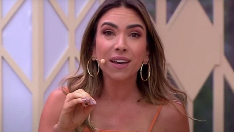 Patrícia Abravanel desequilibra no salto e leva tombo ao vivo; assista