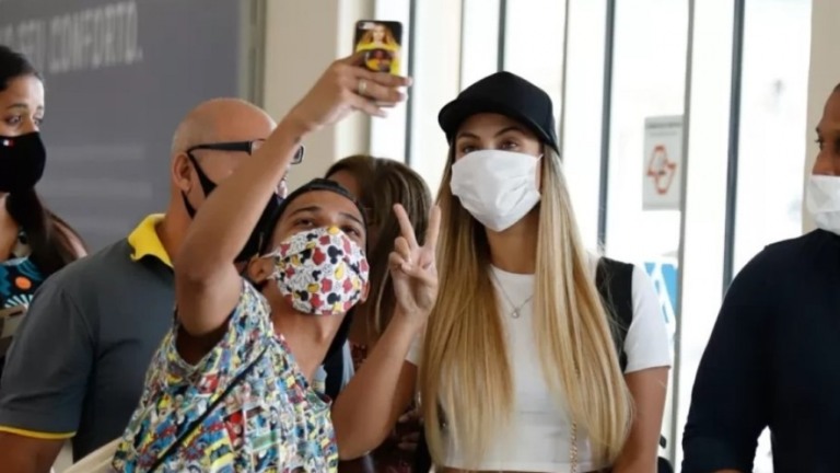 "BBB 21": Após eliminação, Sarah Andrade tira fotos com fãs em SP