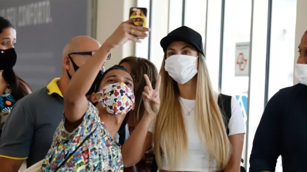 "BBB 21": Após eliminação, Sarah Andrade tira fotos com fãs em SP "BBB 21": Após eliminação, Sarah Andrade tira fotos com fãs em SP