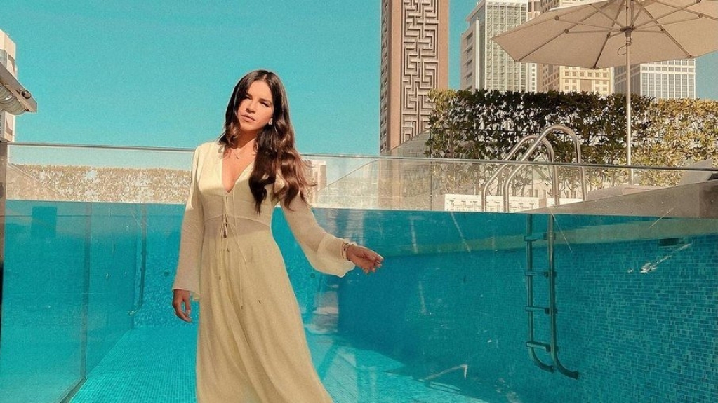 Mariana Rios posta foto em Dubai, leva invertida de fãs e rebate no mesmo nível