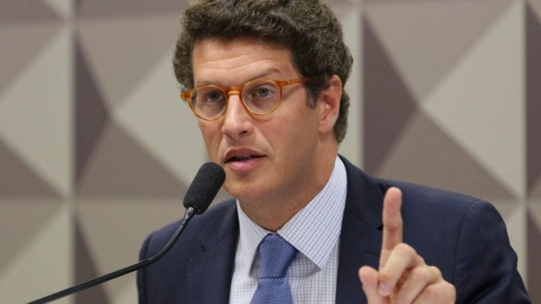 Salles procura investimento bilionário para conter desmatamento na Amazônia