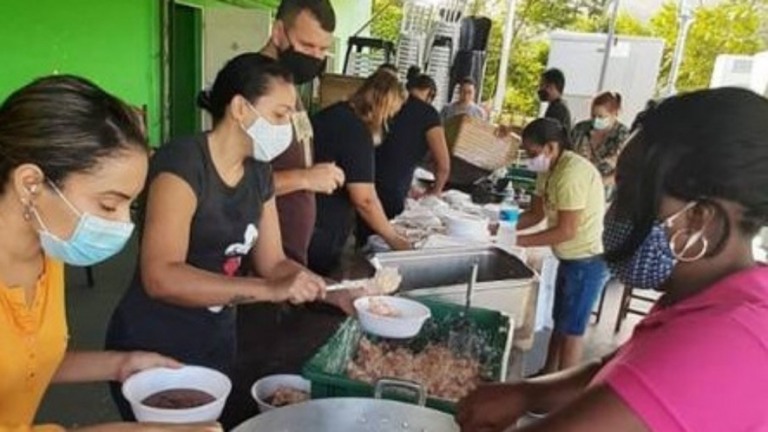 Catedral do Rio distribui 500 marmitas a moradores em situação de rua após missa
