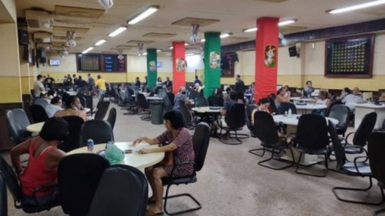 Bingo clandestino com 200 pessoas sem máscara é fechado, em São Gonçalo