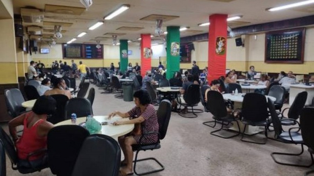 Bingo clandestino com 200 pessoas sem máscara é fechado, em São Gonçalo
