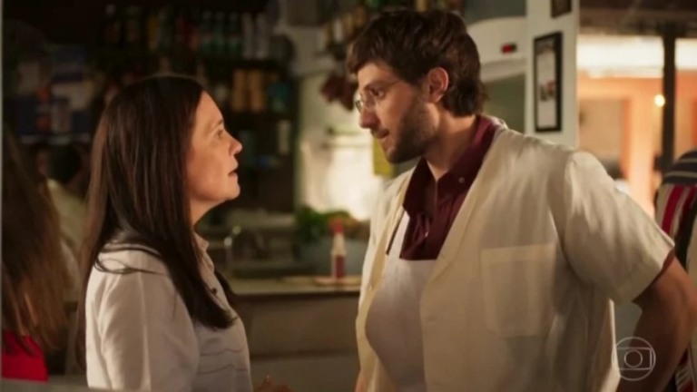 Adriana Esteves diz que cena em que Thelma fura camisinha do filho tirou o sono