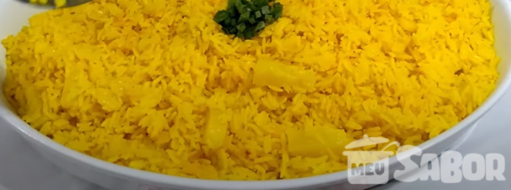 Que tal fazer um arrozinho agridoce com abacaxi? Super gostosinho!