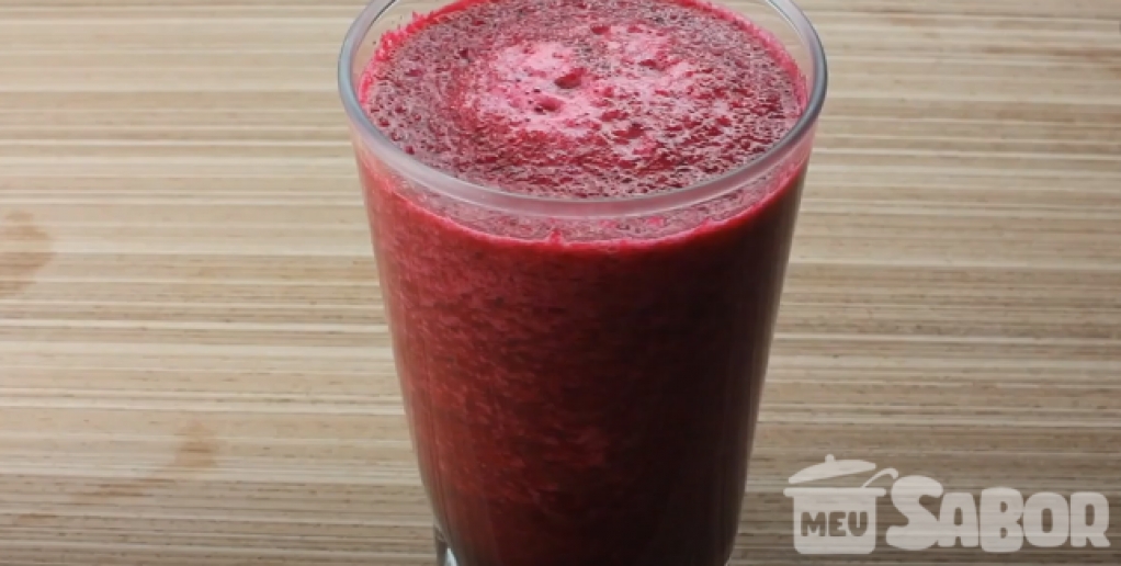 Aprenda a fazer um suco desincha de repolho roxo com maracujá!