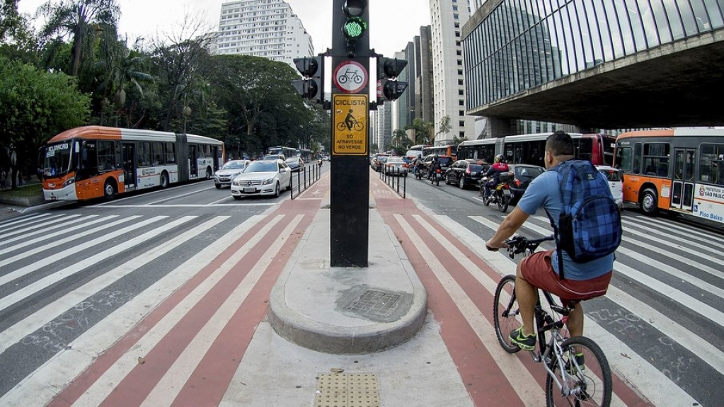 Novas leis de trânsito preveem multa para motorista que parar em ciclovia