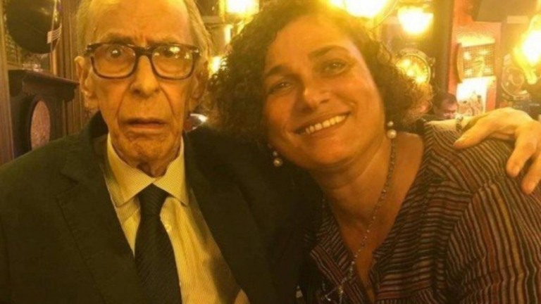 Viúva de João Gilberto é despejada do apartamento onde morou com o cantor