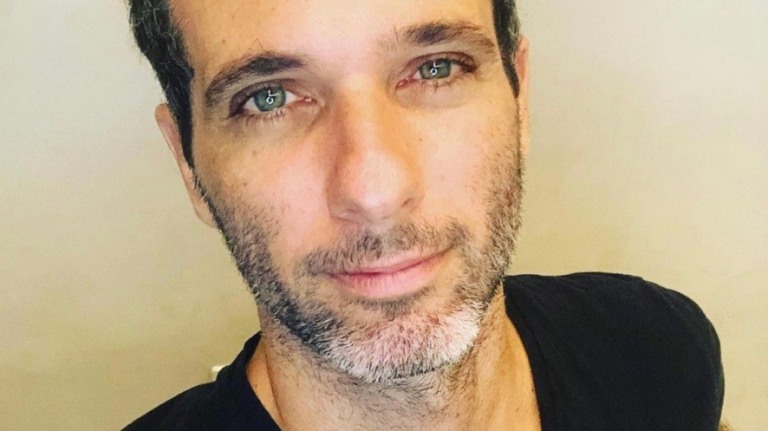 Mouhamed Harfouch faz serenata para o pai e é elogiado por famosos