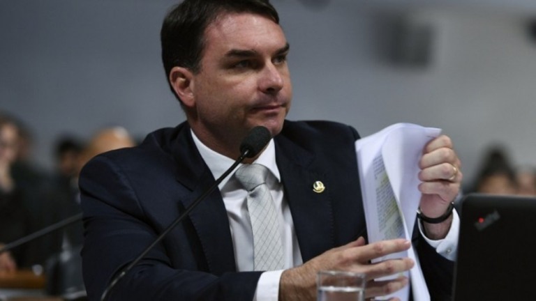 Flávio Bolsonaro presta queixa contra deputado do PSOL por denunciação caluniosa