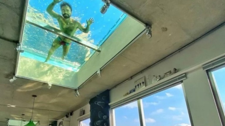 Filho de Maurício de Sousa posa em piscina luxuosa no teto de casa