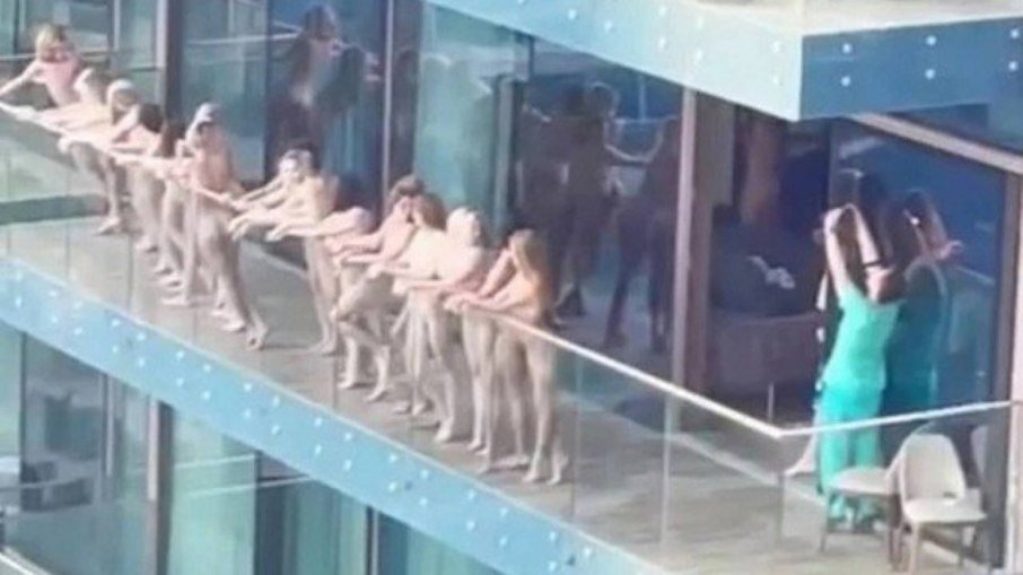 Dubai irá deportar modelos que posaram nuas em varanda de apartamento Dubai irá deportar modelos que posaram nuas em varanda de apartamento