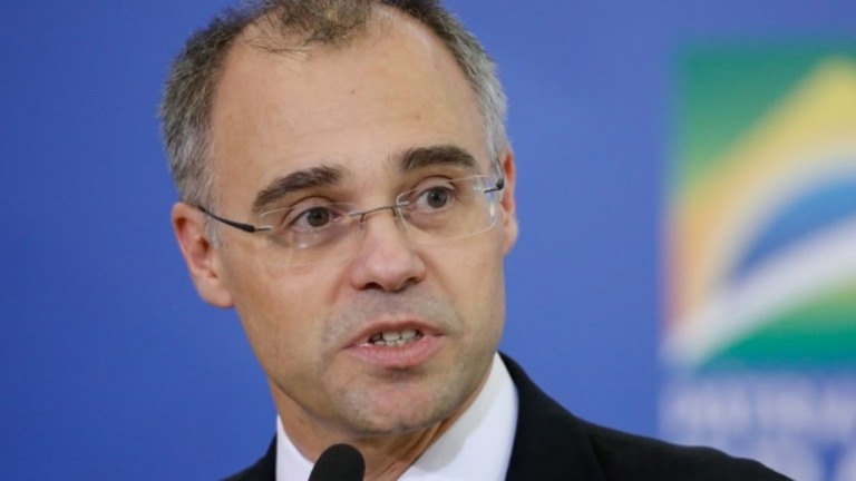 Toque de recolher é "repressão de estados autoritários", diz André Mendonça