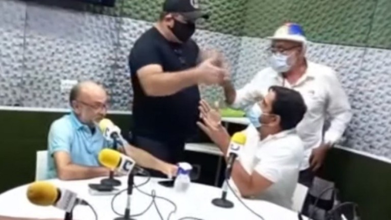 Homens invadem rádio e ameaçam locutor que criticou Jair Bolsonaro; veja o vídeo