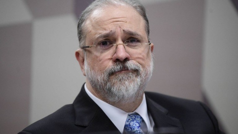 "A ciência salva vidas, a fé também", diz Aras em sessão sobre igrejas no STF