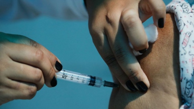 Câmara conclui votação para reduzir doação de vacinas ao SUS de 100% para 50%