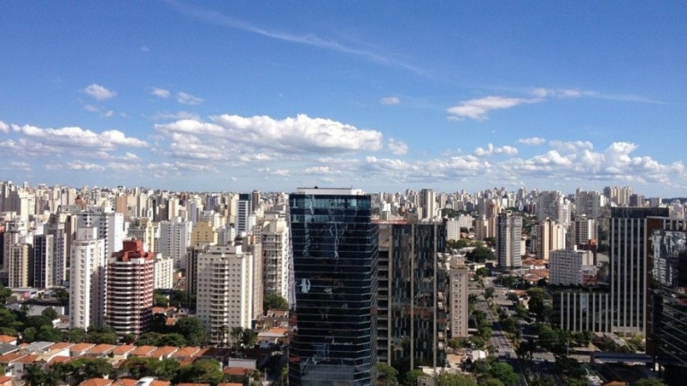 Dia quente e ensolarado nesta quinta-feira em São Paulo