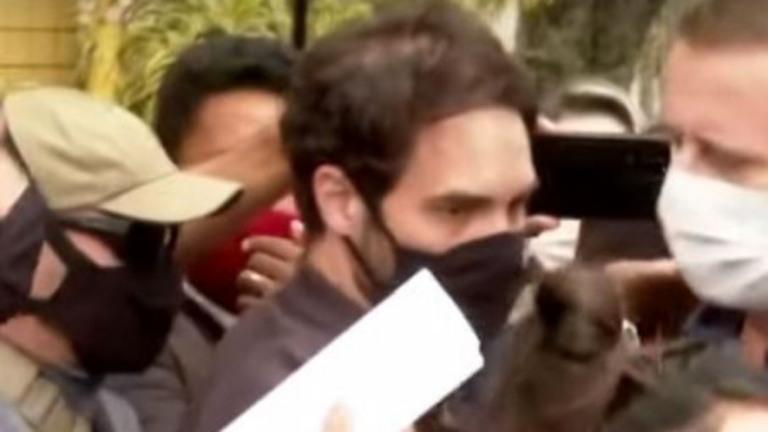 Dr. Jairinho leva tapa ao deixar delegacia sob gritos de "assassino"