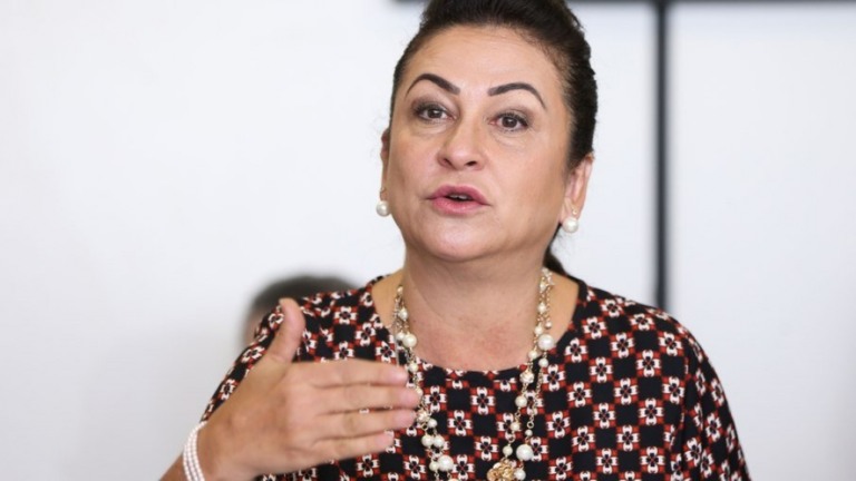 Em carta, Kátia Abreu pede ajuda do papa com vacinas e medidas de isolamento