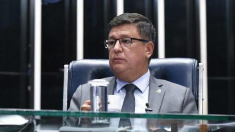 Senador tenta colher assinaturas para dar entrada em impeachment de Barroso