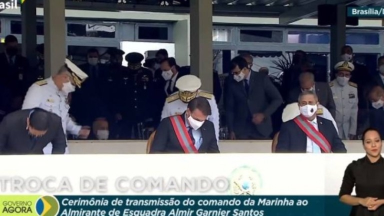 Ministro leva tombo durante cerimônia no DF; Bolsonaro aparece de máscara