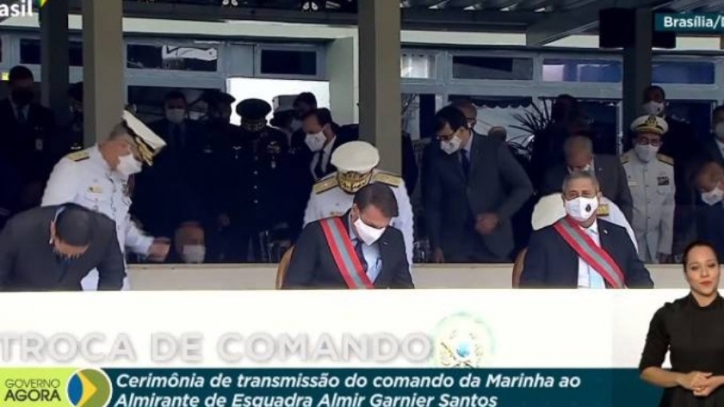 Ministro leva tombo durante cerimônia no DF; Bolsonaro aparece de máscara Ministro leva tombo durante cerimônia no DF; Bolsonaro aparece de máscara