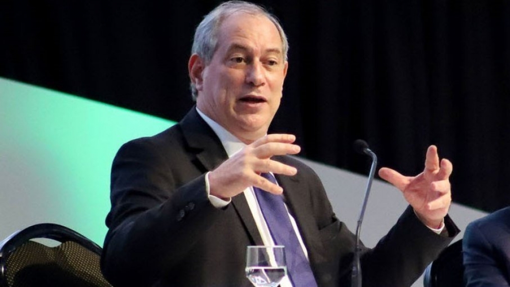 Em telegrama, Ciro Gomes presta "condolências" à rainha e divide opiniões na web Em telegrama, Ciro Gomes presta "condolências" à rainha e divide opiniões na web