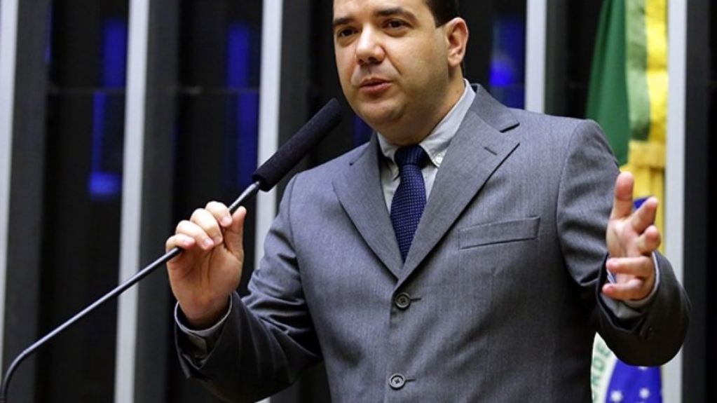 Sargento Gurgel cita artigo de Nuno Vasconcellos em discurso na Câmara Sargento Gurgel cita artigo de Nuno Vasconcellos em discurso na Câmara