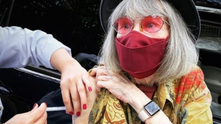 Rita Lee recebe segunda dose da vacina contra a Covid-19