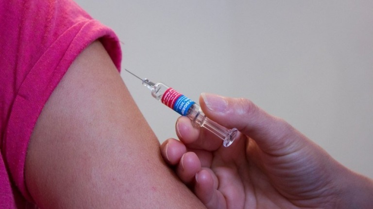 Vacina da Moderna garante produção de anticorpos por pelo menos 6 meses
