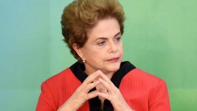 Dilma: Brasil não tem governo e está "à deriva em um oceano de fome e doenças"