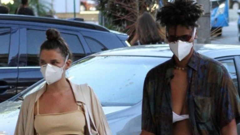 Bruna Linzmeyer passeia com a namorada na Zona Sul carioca
