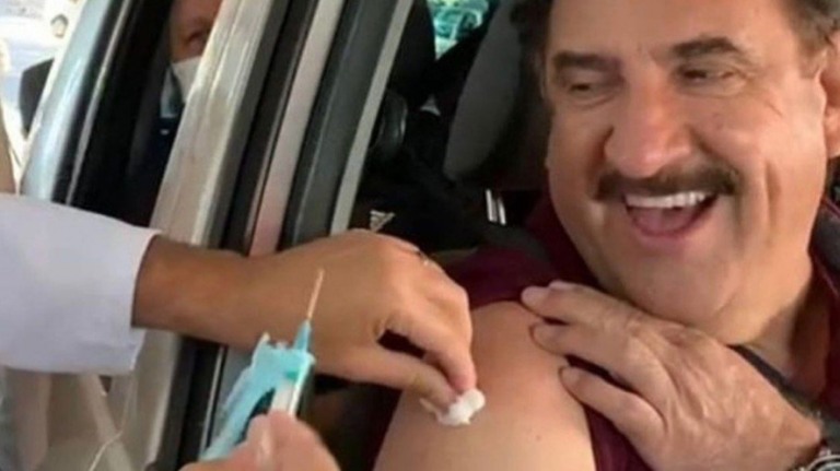 Ratinho toma a primeira dose da vacina contra a covid-19