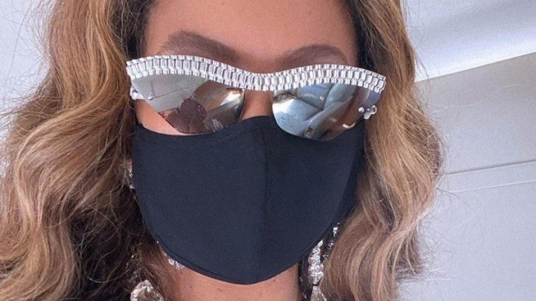 Beyoncé embarca em jatinho e exibe itens de luxo