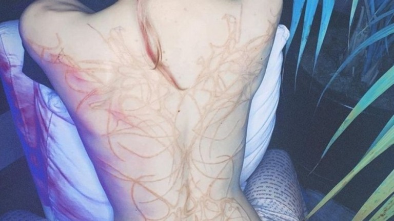 Grimes faz tatuagem de "cicatrizes alienígenas" nas costas