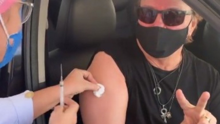 Enfermeira se anima ao vacinar Fábio Jr. contra Covid: "Você é um princeso!"