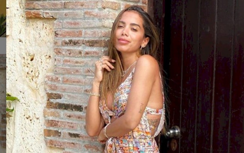 Anitta pede em vídeo que fãs "não confiem no Bolsonaro" Anitta pede em vídeo que fãs "não confiem no Bolsonaro"